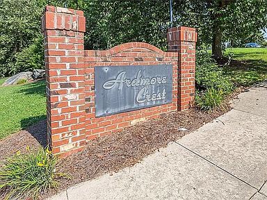 Building Photo - 1820 Crest Hollow Dr