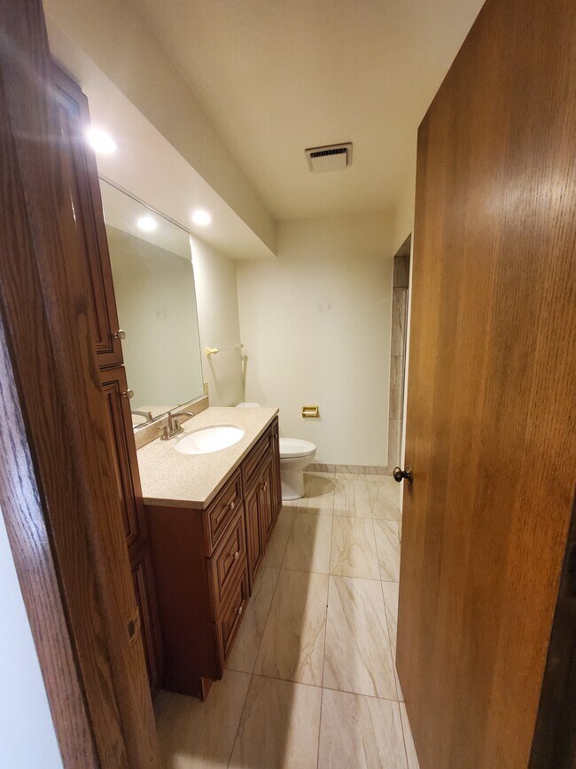 Baño en pasillo con ducha - 617 Michigan Ave