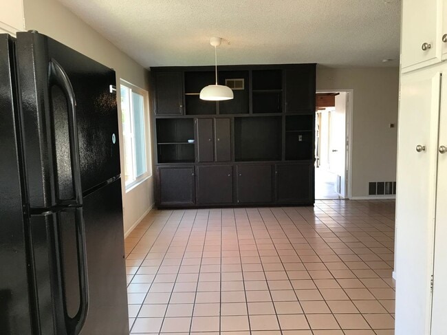 Foto del edificio - 4592 Benhurst Ave