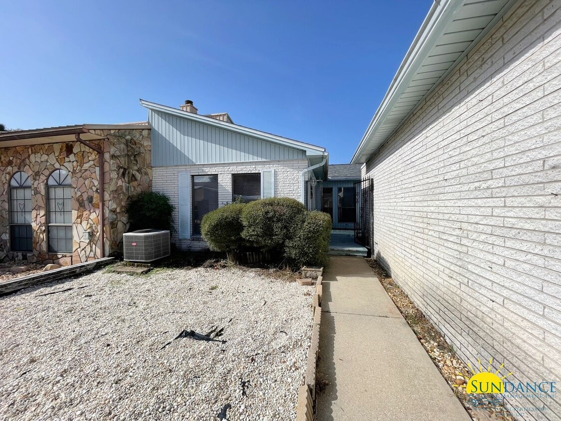 Primary Photo - Spacious 3 bedroom near Fort Walton Beach ...