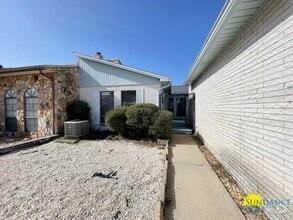 Building Photo - 932 Holbrook Cir