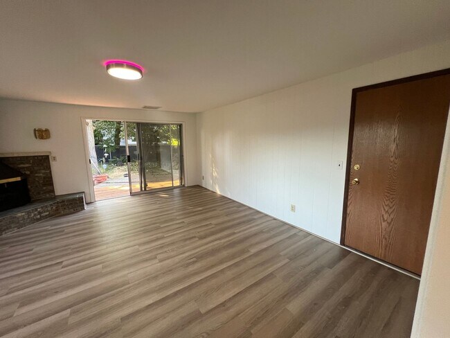 Foto del edificio - Charming 3-Bedroom Home with Fresh Updates