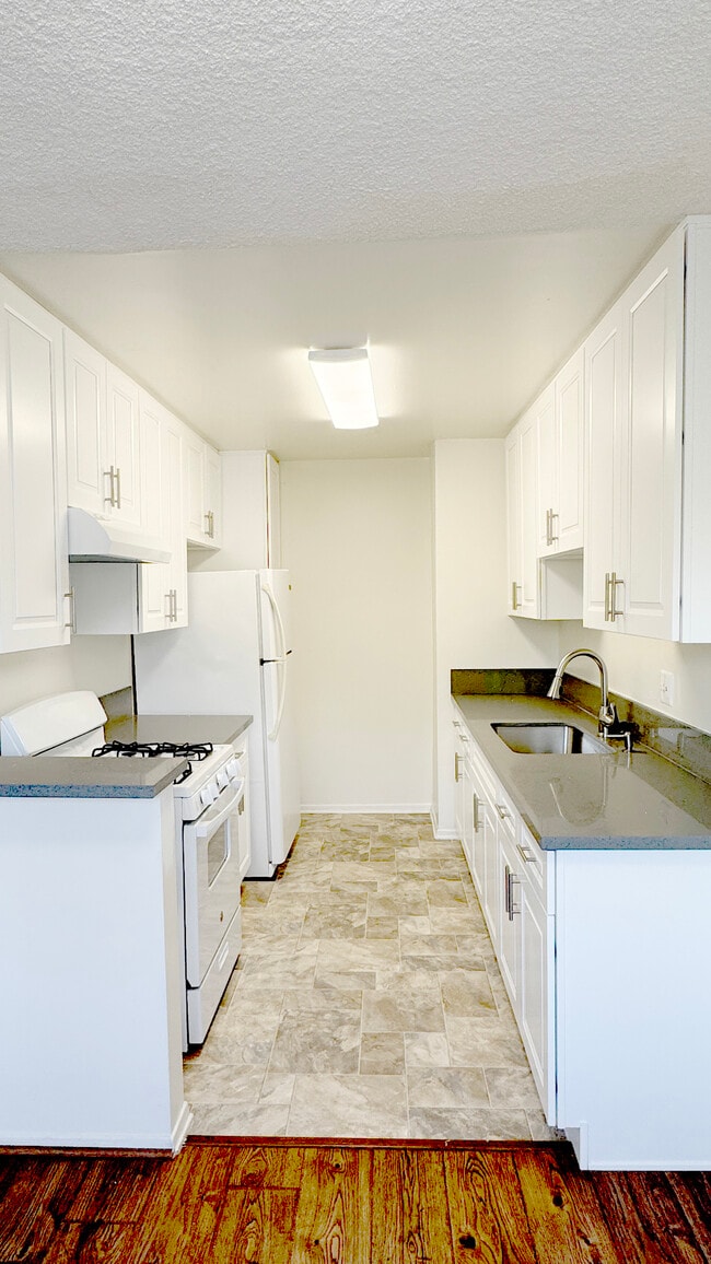 Photo - 701 S St Andrews Pl Apartment