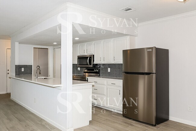 Foto del edificio - Lease today! No extra charge for contentment and relaxation!