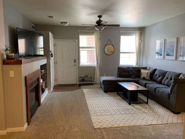 Building Photo - Cute Park Hill Condo!