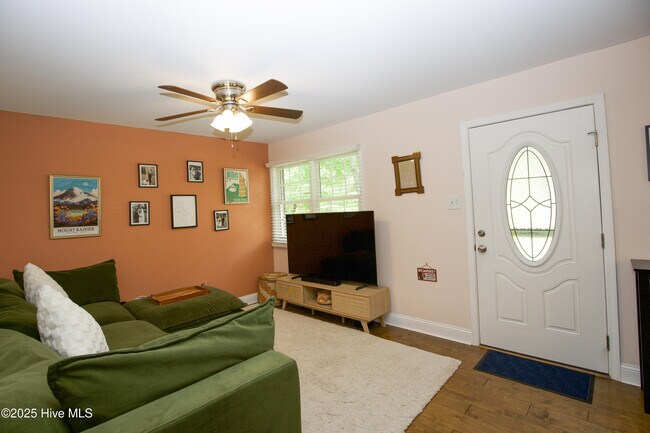 Foto del edificio - 215 S Pinehurst St