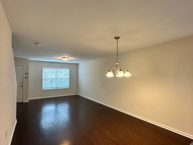 Building Photo - Spacious 3 Bed, 3.5 Bath Townhome in Desirable & Convenient Highland Creek Community!