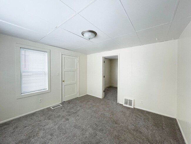 Building Photo - 3 Bedroom house with Garage!
