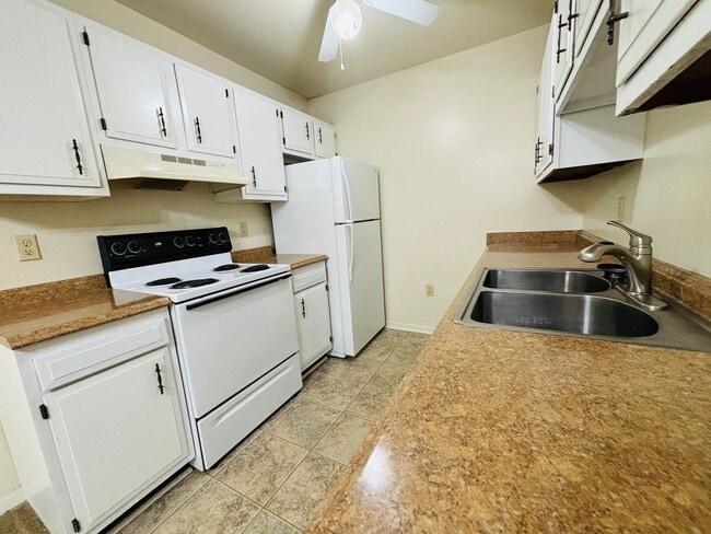 Foto del edificio - 3 Bedroom 1 Bath Condo