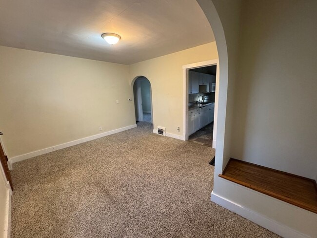 Building Photo - 2 bedroom Moline house with garage!