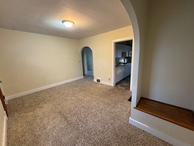 Foto del edificio - 2 bedroom Moline house with garage!