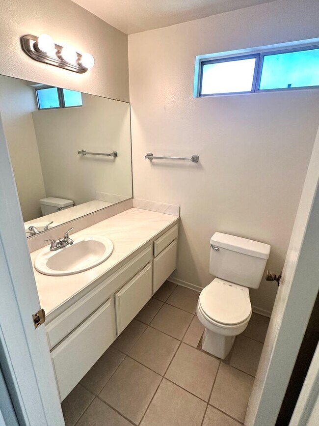 Foto del edificio - Spacious Woodbridge Condo -Townhouse model...