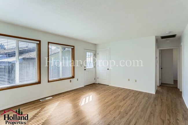Building Photo - ** NEW PRICE ** - Beautiful 2-Bed Home wit...