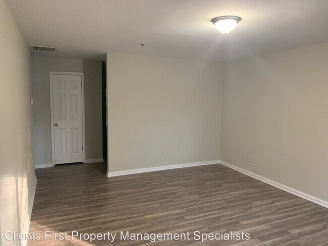 Building Photo - 3 br, 1.5 bath House - 5001 Hawthorne Cour...