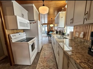 Building Photo - 13724 Sunset Dr