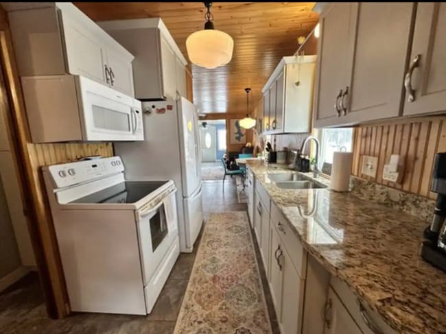 Building Photo - 13724 Sunset Dr