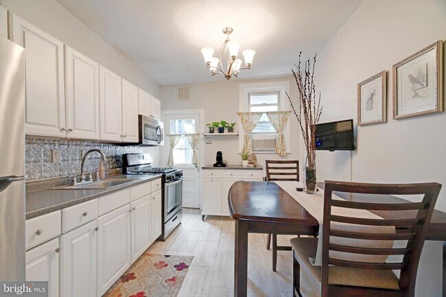Eat-in Kitchen - 324 Gerritt St