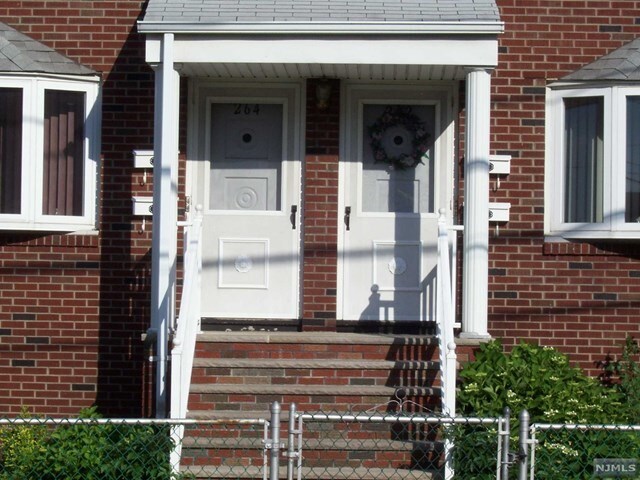 Building Photo - 264 River Rd