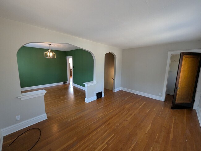 Foto del edificio - 6137 Dewey Ave