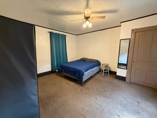 Dormitorio - 16 S 2nd St