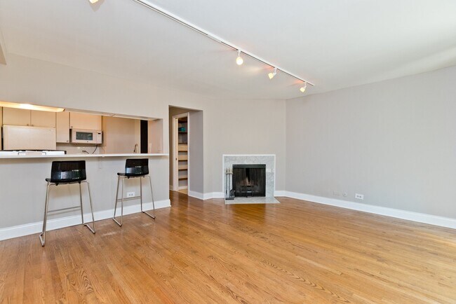 Building Photo - 3733 N Pine Grove Ave