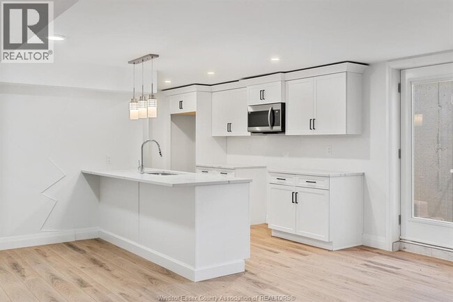 Building Photo - 253 Livingstone Cres