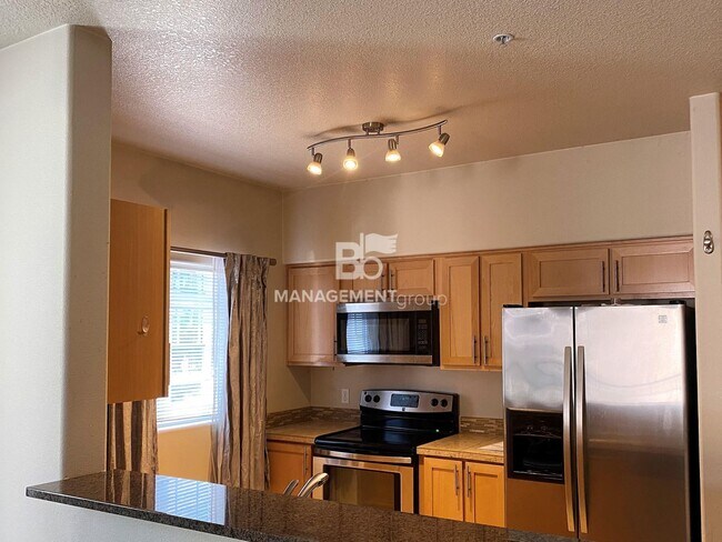 Foto del edificio - NW Portland-Timberland Community Light & Bright Condo Includes Garage!
