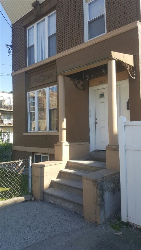 Primary Photo - 208 Woodward St