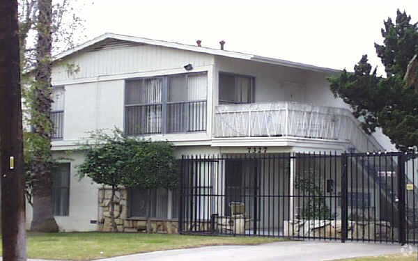 Building Photo - Variel Garden