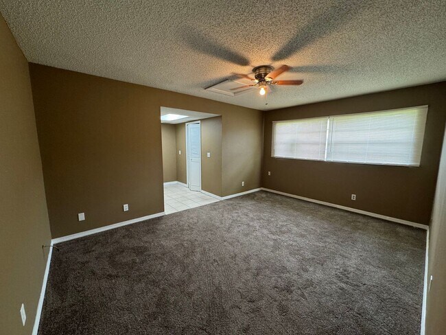 Building Photo - 4 Bedroom Great Location!