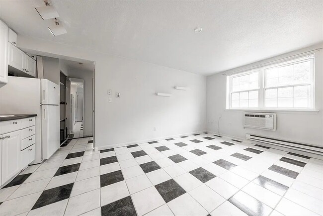 Building Photo - 10 Colonial Village Dr