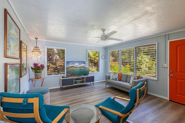 Building Photo - Charming 2 Bedroom Rental with Stunning Mountain Views – Available only April 15 to October 31, 2026