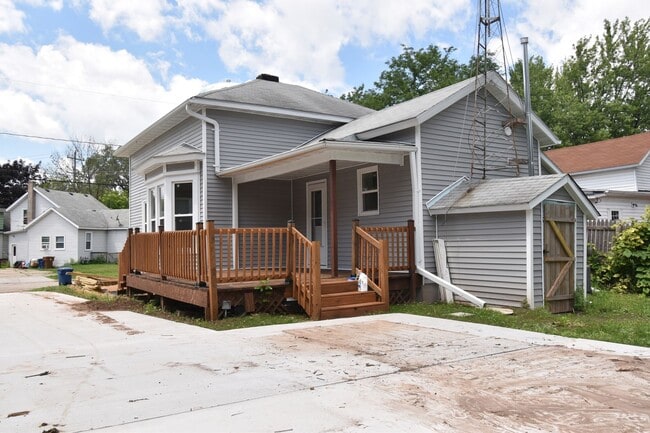 Foto del edificio - Recently Refurbished! Large 2-story Charmer. Big Yard! PETS WELCOME