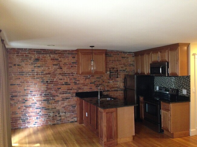 Building Photo - 33 Pleasant St
