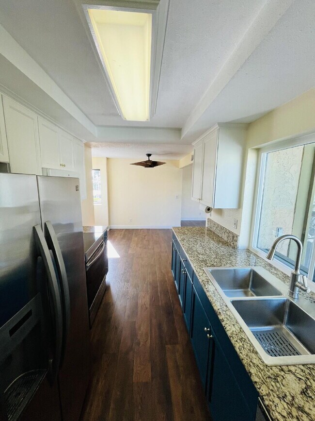 Foto del edificio - $2,600 - 2 Bed 2 Bath updated Condo in Del Cerro