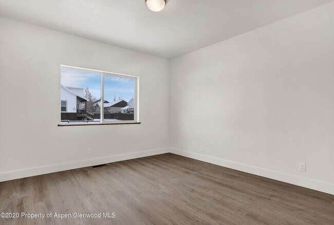 Fotografía del edificio - 340 Lake View Rd