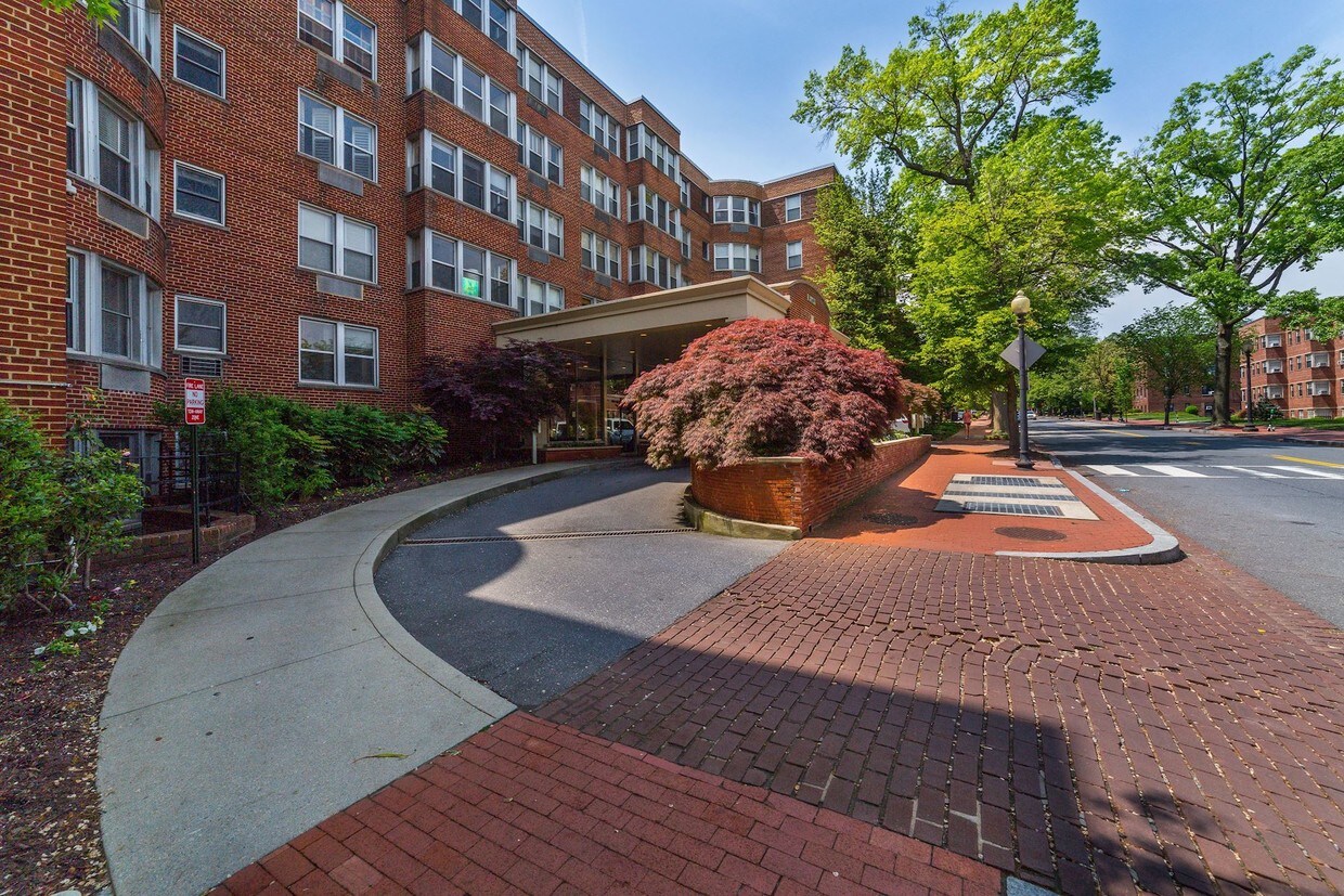 Foto principal - 2500 Q St NW