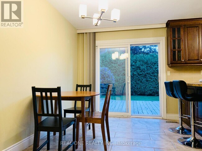 Photo du bâtiment - 1759 Sherwood Forrest Cir