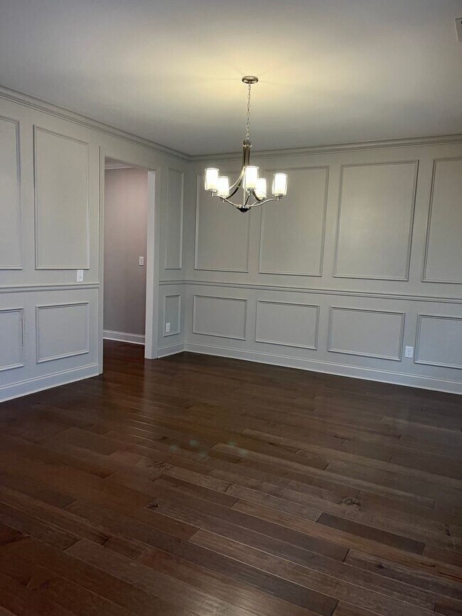 Foto del edificio - Spacious 4-Bedroom Home with Garage & Outdoor Fireplace!
