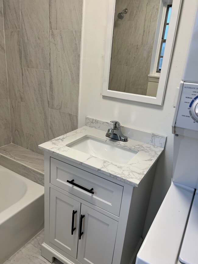 Building Photo - 2005 Welch St