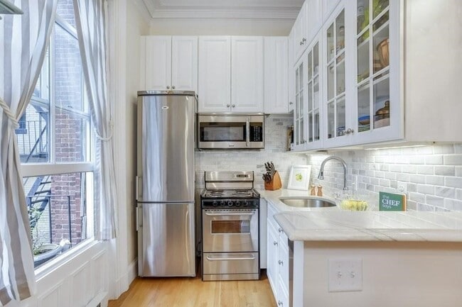 Building Photo - 376 Marlborough St