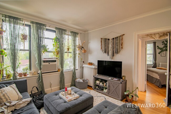 Building Photo - 6038 N Hermitage-3