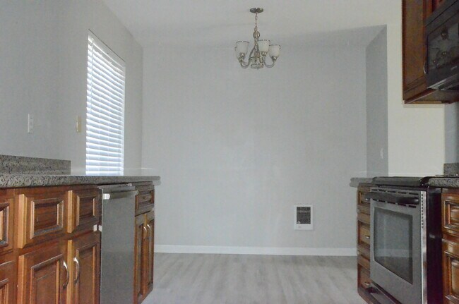 Building Photo - 255 Easy St
