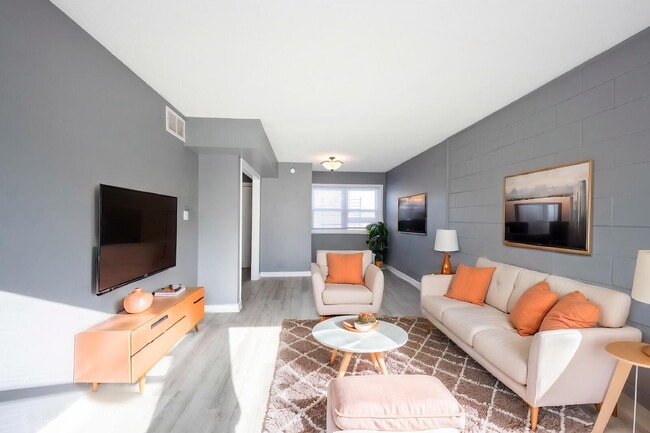 Building Photo - "Charming 2-Bedroom Retreat in Indianapolis – Cozy 900 Sq Ft Living!"
