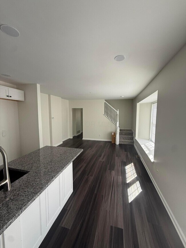 Building Photo - 371 Taylor Ave