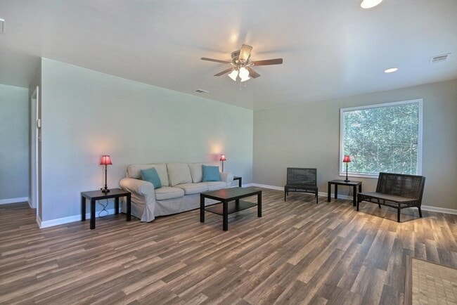 Building Photo - 2211