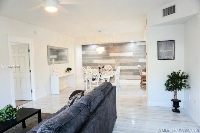 Foto del edificio - 320 Bella Vista Ct N