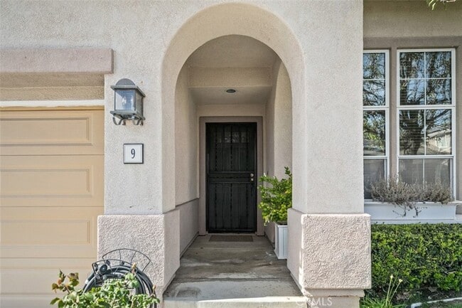 Building Photo - 9 Acorn Ridge