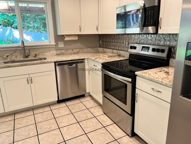 Building Photo - 3-Bedroom Home in the Thurston Hills - Mon...
