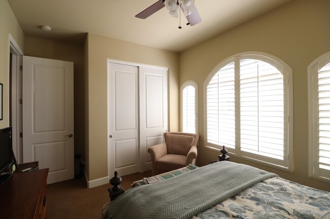 Building Photo - Lovely Room for Rent